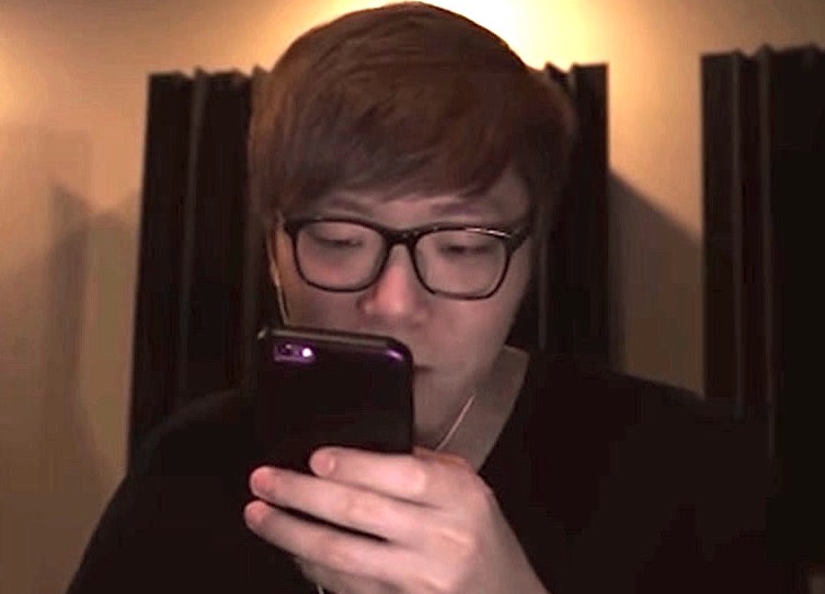 Hikakin_Mania looking at his smartphone